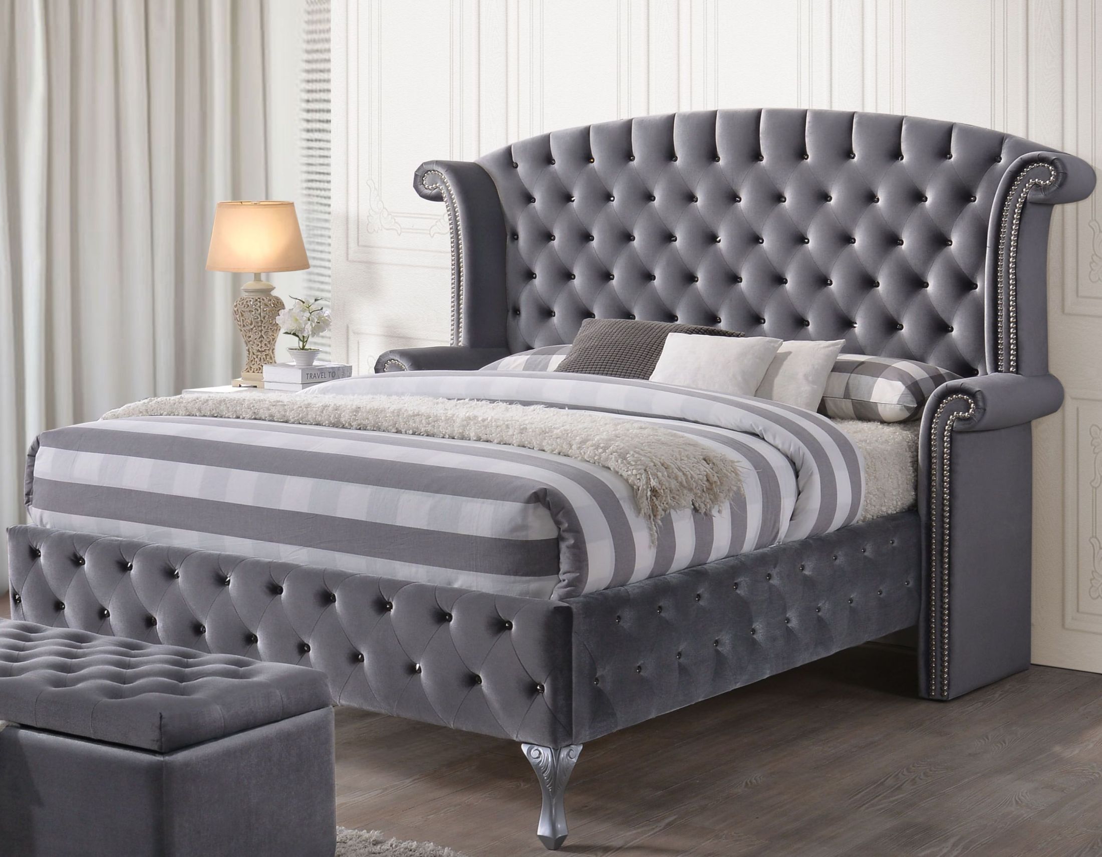 Acme Furniture Chelsie Gray Fabric and Black Queen Platform Bed