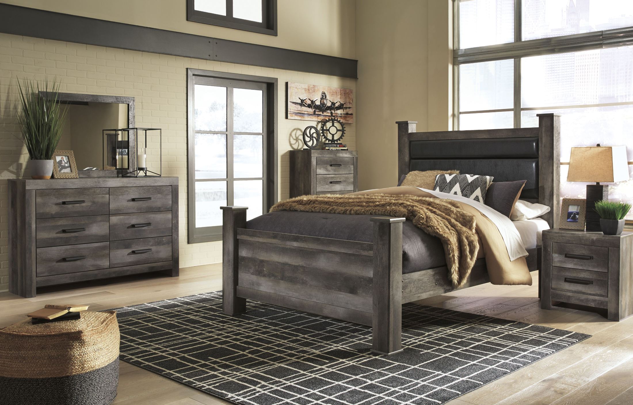 Wynnlow Brown Upholstered Poster Bedroom Set