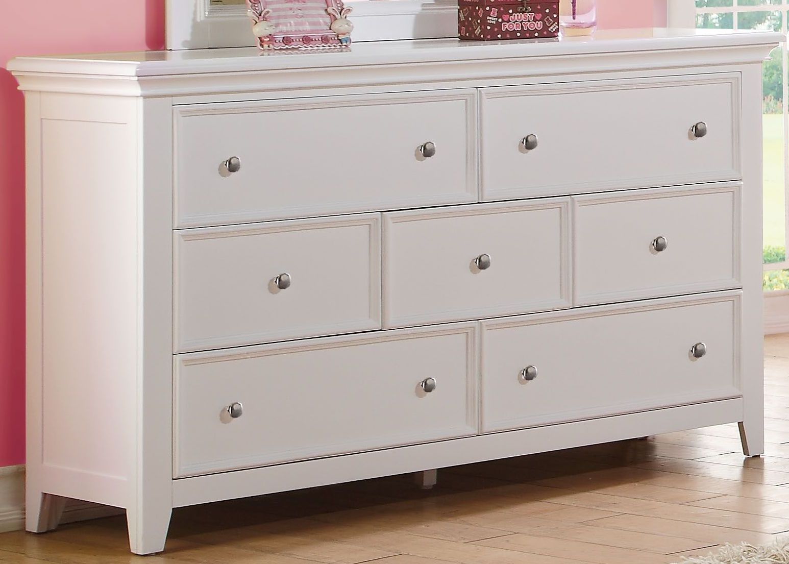 Lacey White Dresser 1stopbedrooms Exhibiting the much loved clean and contemporary look, the polar dresser features sharp lines and a white high gloss lacquer finish. 1stopbedrooms