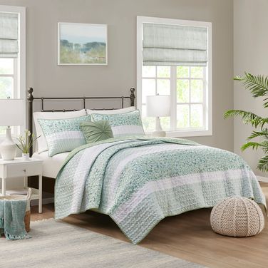 Caralie 4 Piece Seersucker King/Cal King Quilt Set with Throw Pillow In Green