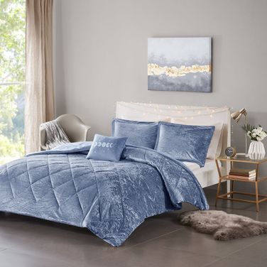 Felicia Velvet 4 Piece King/Cal King Comforter Set with Throw Pillow In Blue
