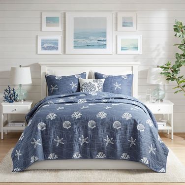 Seaside 4 Piece Cotton Reversible Embroidered Full/Queen Quilt Set with Throw Pillow In Navy
