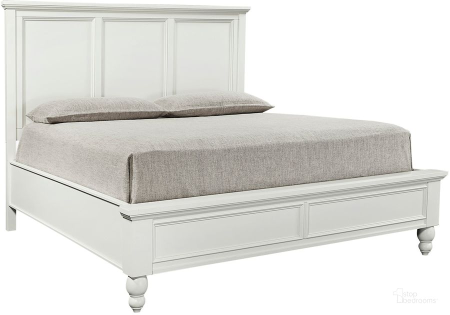 The appearance of Cambridge California King Panel Bed In White designed by Aspenhome in the transitional interior design. This white piece of furniture  was selected by 1StopBedrooms from Cambridge Collection to add a touch of cosiness and style into your home. Sku: ICB-495-WHT-KD-1;ICB-410L-WHT-1;ICB-407-WHT-1. Bed Type: Panel Bed. Material: Wood. Product Type: Storage Bed. Bed Size: California King. Image1