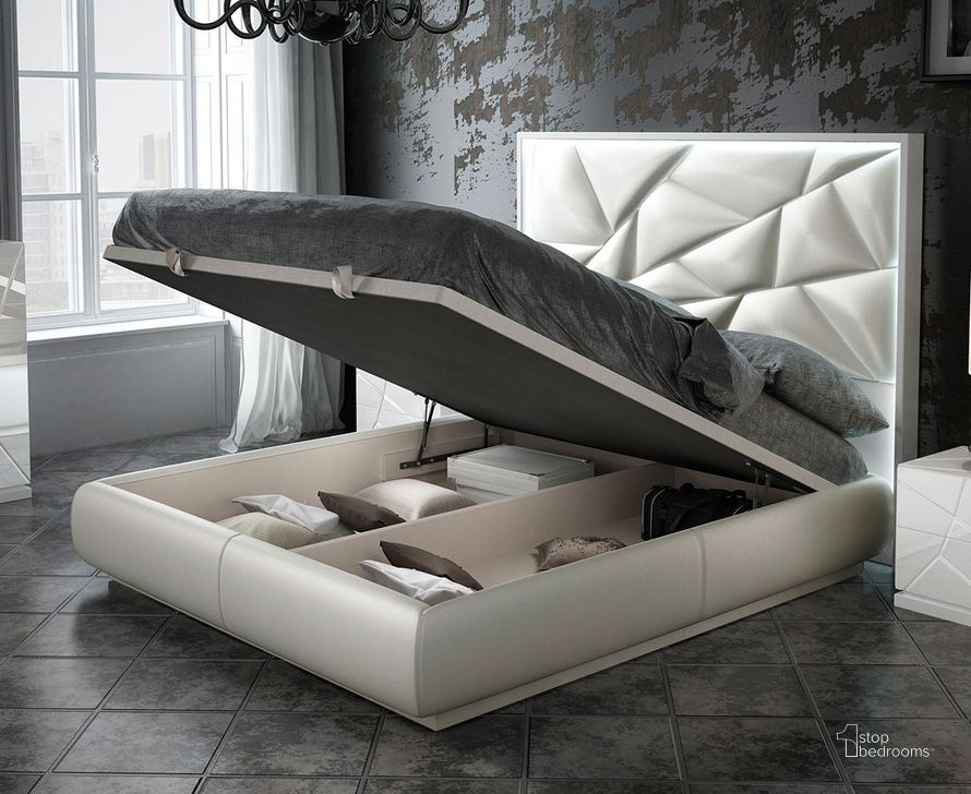 The appearance of Kiu Upholstered Storage Bed (Queen) designed by ESF in the modern / contemporary interior design. This white piece of furniture  was selected by 1StopBedrooms from Kiu Collection to add a touch of cosiness and style into your home. Sku: KIUQSBED;ENZOSTORAGEKITQS. Bed Type: Storage Bed. Material: Faux Leather. Product Type: Storage Bed. Bed Size: Queen. Image1