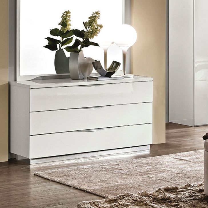 The appearance of Onda Single Dresser (White) designed by ESF in the modern / contemporary interior design. This white piece of furniture  was selected by 1StopBedrooms from Onda Collection to add a touch of cosiness and style into your home. Sku: ONDASDRESSERWHITE. Product Type: Dresser. Material: MDF. Image1