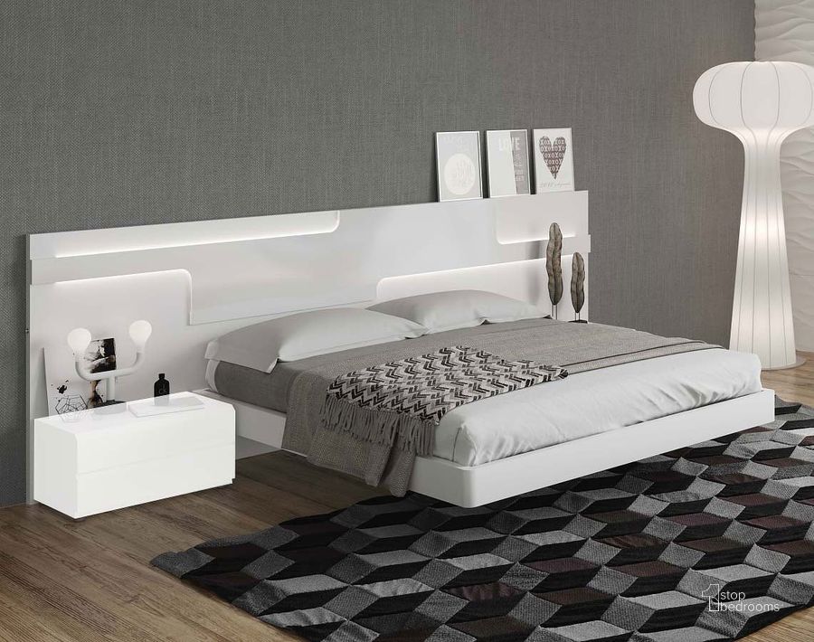 The appearance of Sara Panel Bed (Queen) designed by ESF in the modern / contemporary interior design. This white high gloss piece of furniture  was selected by 1StopBedrooms from Sara Collection to add a touch of cosiness and style into your home. Sku: SARABEDQ.S. Bed Type: Panel Bed. Product Type: Panel Bed. Bed Size: Queen. Material: MDF. Image1