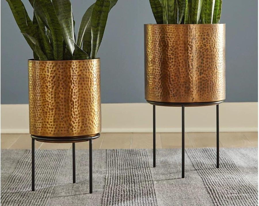 The appearance of Donisha Antique Brass Finish Planter Set of 2 designed by Signature Design by Ashley in the modern / contemporary interior design. This antique brass piece of furniture  was selected by 1StopBedrooms from Donisha Collection to add a touch of cosiness and style into your home. Sku: A2000407. Material: Metal. Product Type: Planter. Image1