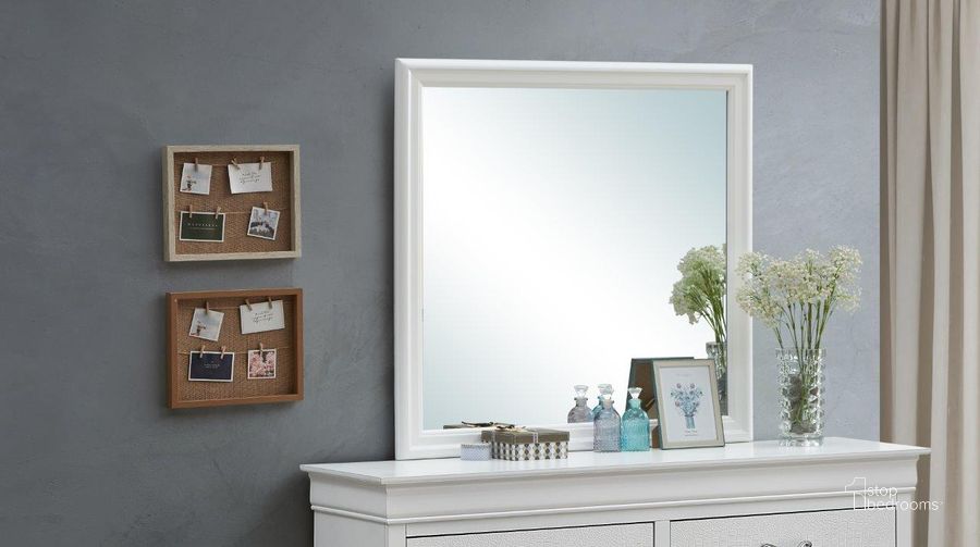The appearance of Glory Furniture Lorana Silver Champagne G6590-M Mirror designed by Glory in the transitional interior design. This silver piece of furniture  was selected by 1StopBedrooms from Lorana Collection to add a touch of cosiness and style into your home. Sku: G6590-M-Mirror. Material: Wood. Product Type: Dresser Mirror. Image1
