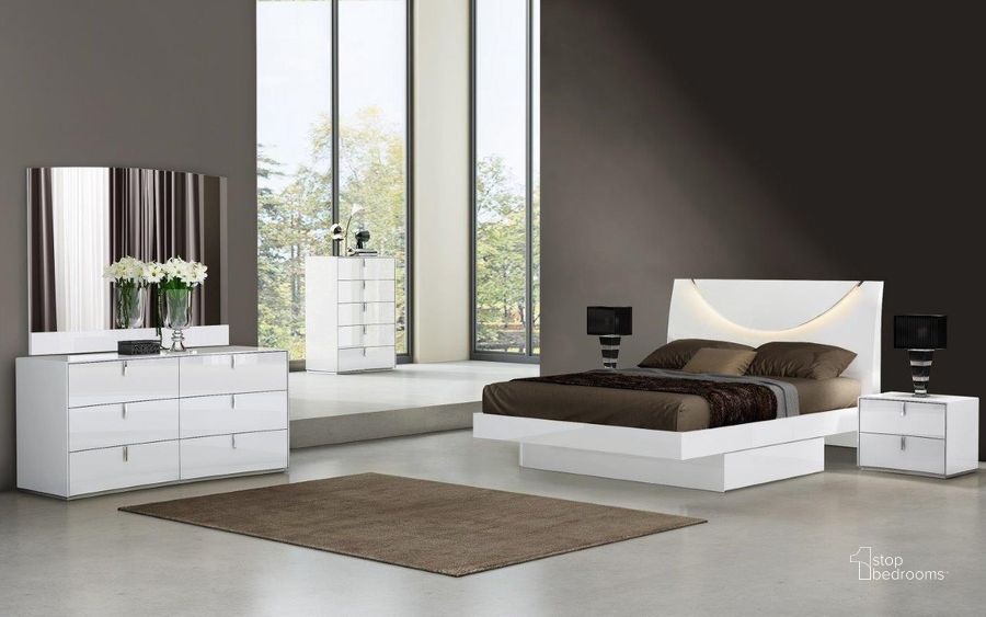 The appearance of Homeroots White California King Bedroom Set designed by Homeroots in the modern / contemporary interior design. This white piece of furniture  was selected by 1StopBedrooms from  to add a touch of cosiness and style into your home. Sku: 366263. Bed Type: Storage Bed. Material: Wood. Product Type: Storage Bed. Bed Size: California King. Image1