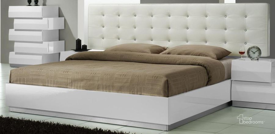 The appearance of Milan White Lacquer Queen Platform Bed designed by J&M in the modern / contemporary interior design. This white piece of furniture  was selected by 1StopBedrooms from Milan Collection to add a touch of cosiness and style into your home. Sku: 17687-Q. Bed Type: Platform Bed. Material: Leather. Product Type: Platform Bed. Bed Size: Queen. Image1