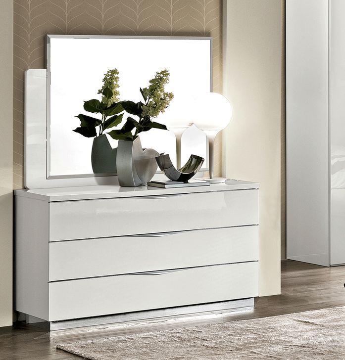The appearance of Onda Double Dresser (White) designed by ESF in the modern / contemporary interior design. This white piece of furniture  was selected by 1StopBedrooms from Onda Collection to add a touch of cosiness and style into your home. Sku: ONDADRESSERWHITE. Product Type: Dresser. Material: MDF. Image1