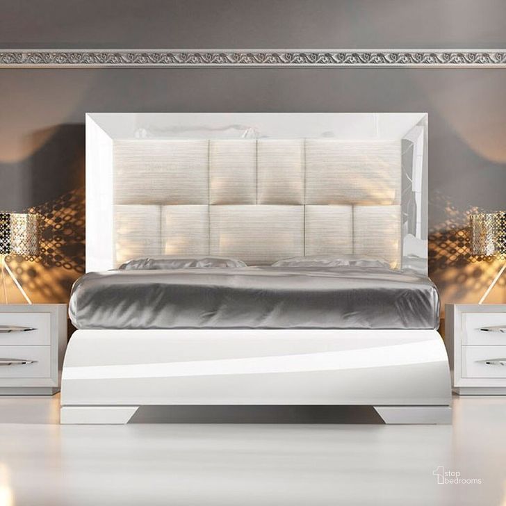 The appearance of Veagh White High Gloss King Platform Bed designed by Artisan Elegance in the modern / contemporary interior design. This white high gloss piece of furniture  was selected by 1StopBedrooms from Veagh Collection to add a touch of cosiness and style into your home. Sku: CARMENBEDKSWHITE;WFRAMEKINGS. Bed Type: Platform Bed. Product Type: Platform Bed. Bed Size: King. Image1