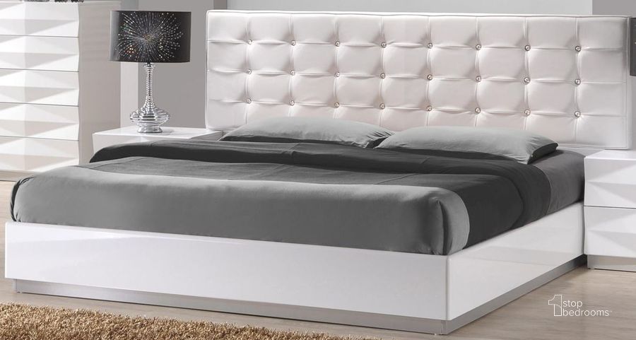 The appearance of Verona White Lacquer Full Platform Bed designed by J&M in the modern / contemporary interior design. This white piece of furniture  was selected by 1StopBedrooms from Verona Collection to add a touch of cosiness and style into your home. Sku: 17688-F. Bed Type: Platform Bed. Material: Wood. Product Type: Platform Bed. Bed Size: Full.
