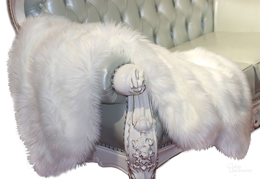 The appearance of Luxury White Decorativefaux Fur Throw designed by Amazing Rugs in the modern / contemporary interior design. This white piece of furniture  was selected by 1StopBedrooms from Luxury Collection to add a touch of cosiness and style into your home. Sku: TR-1013. Material: Polyester. Product Type: Throw. Image1