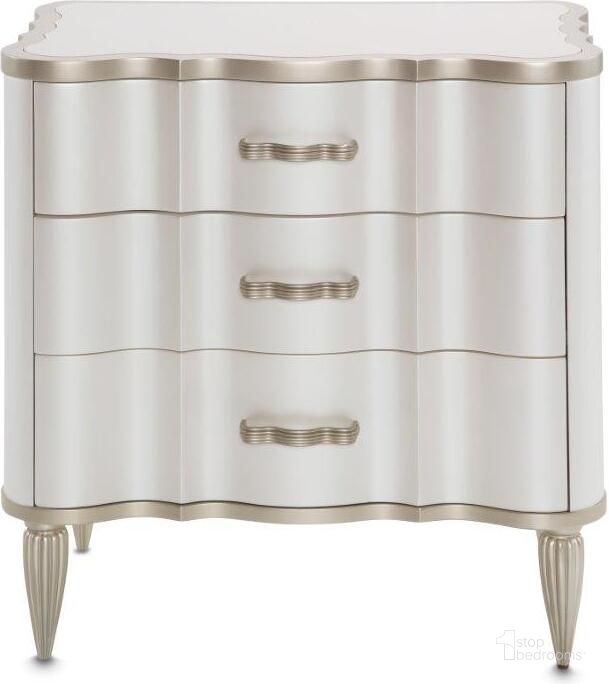 The appearance of Dene Metis Creamy Pearl Nightstand designed by Bennett Interiors in the transitional interior design. This creamy pearl piece of furniture  was selected by 1StopBedrooms from Dene Metis Collection to add a touch of cosiness and style into your home. Sku: N9004040-112. Material: Marble. Product Type: Nightstand. Image1