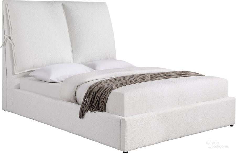 The appearance of Gwendoline Upholstered Eastern King Platform Bed with Pillow Headboard In White designed by Coaster in the modern / contemporary interior design. This white piece of furniture  was selected by 1StopBedrooms from Gwendoline Collection to add a touch of cosiness and style into your home. Sku: 306040KEB1;306040KEB2. Bed Type: Platform Bed. Material: Upholstered. Product Type: Platform Bed. Bed Size: King. Image1