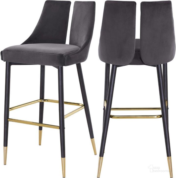 The appearance of Hansford Grey Velvet Counter Height Chair Dining Chair Set of 2 designed by Furnique in the modern / contemporary interior design. This grey velvet piece of furniture  was selected by 1StopBedrooms from Hansford Collection to add a touch of cosiness and style into your home. Sku: 960Grey-C. Product Type: Barstool. Material: Velvet. Image1