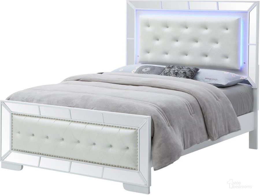 The appearance of Hollywood Hills Panel King Bed In Champagne designed by Glory in the contemporary interior design. This champagne piece of furniture  was selected by 1StopBedrooms from Hollywood Hills Collection to add a touch of cosiness and style into your home. Sku: G8180A-KB. Bed Type: Panel Bed. Product Type: Panel Bed. Bed Size: King. Material: Wood Veneer. Image1