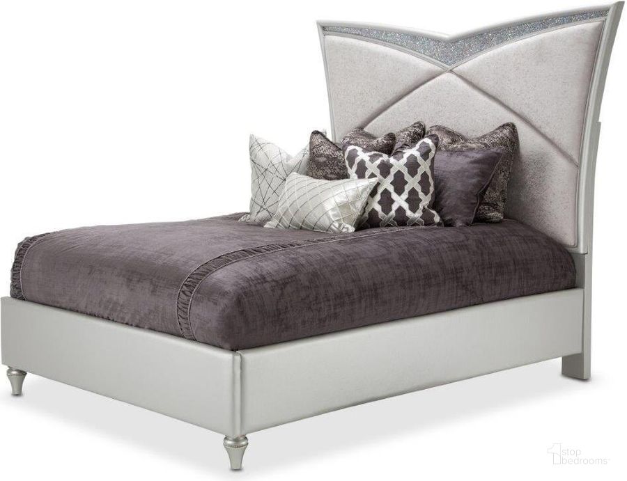 The appearance of Holman Road Dove California King Bed designed by Isaac Tahari in the glam interior design. This dove piece of furniture  was selected by 1StopBedrooms from Holman Road Collection to add a touch of cosiness and style into your home. Sku: 9019014R-118;9019134-118;9000238-00. Bed Type: Panel Bed. Material: Wood. Product Type: Panel Bed. Bed Size: California King. Image1