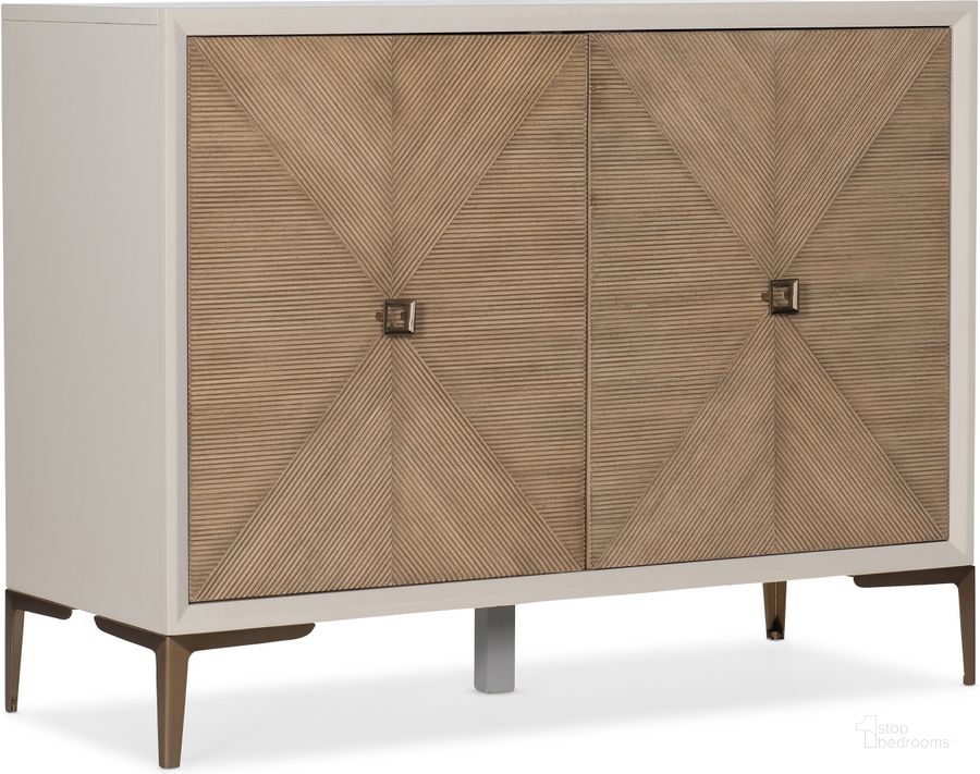 The appearance of Melange Cream And Beige Hall Chest designed by Hooker in the modern / contemporary interior design. This white piece of furniture  was selected by 1StopBedrooms from Melange Collection to add a touch of cosiness and style into your home. Sku: 638-85460-05. Material: Wood. Product Type: Accent Chest. Image1
