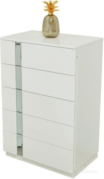 The appearance of Sienna 5 Drawer Chest In White designed by Furnia in the modern / contemporary interior design. This white piece of furniture  was selected by 1StopBedrooms from Sienna Collection to add a touch of cosiness and style into your home. Sku: 120-SIE-CHE-W. Material: Wood. Product Type: Chest. Image1