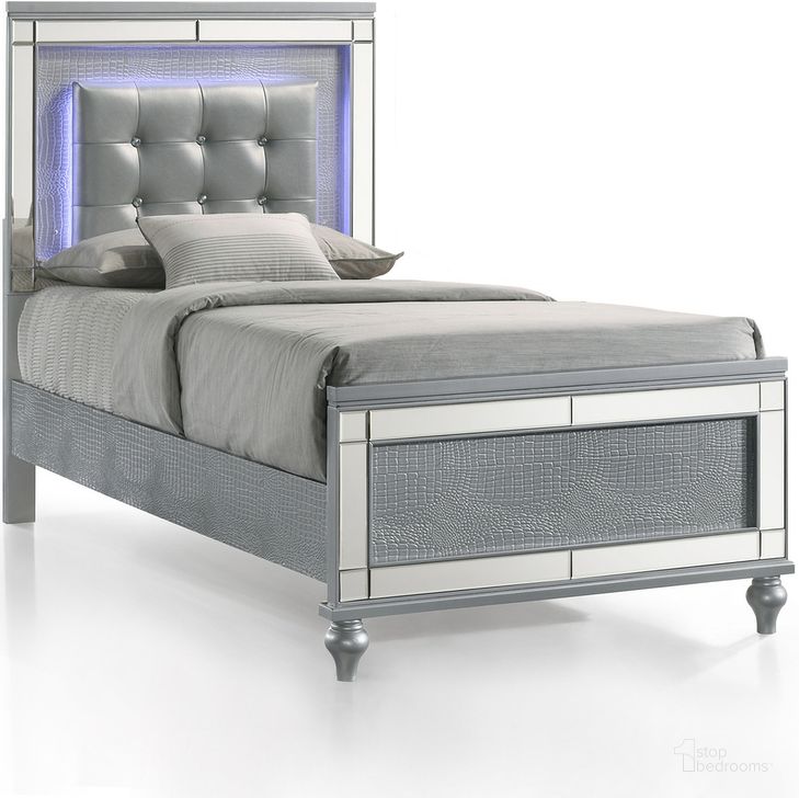 The appearance of Valentino Silver Full Panel Bed designed by New Classic in the transitional interior design. This silver piece of furniture  was selected by 1StopBedrooms from Valentino Collection to add a touch of cosiness and style into your home. Sku: BA9698S-410;BA9698S-420;BA9698S-530. Bed Type: Panel Bed. Product Type: Panel Bed. Bed Size: Full. Image1