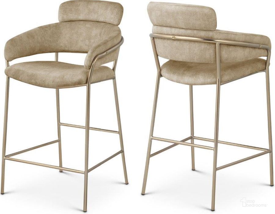 The appearance of Yara Beige Velvet Bar Stool designed by Meridian in the modern / contemporary interior design. This beige velvet piece of furniture  was selected by 1StopBedrooms from Yara Collection to add a touch of cosiness and style into your home. Sku: 550Beige-C. Product Type: Barstool. Material: Iron. Image1