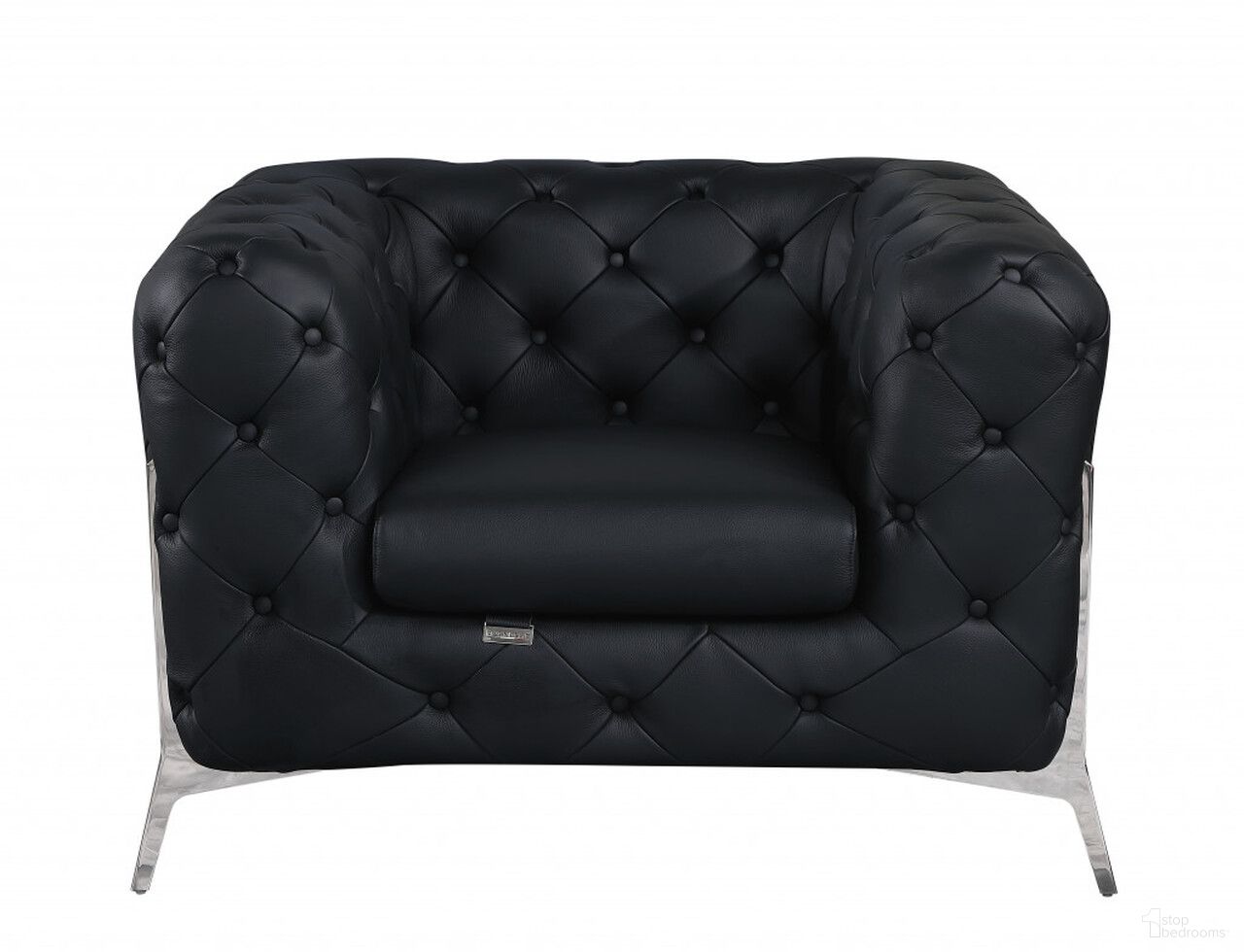 The appearance of 45 Inch Italian Leather Tufted Chesterfield Chair In Silver and Black designed by Homeroots in the traditional interior design. This silver and black piece of furniture was selected by 1StopBedrooms from to add a touch of cosiness and style into your home. Sku: 476510. Material: Genuine Leather.
