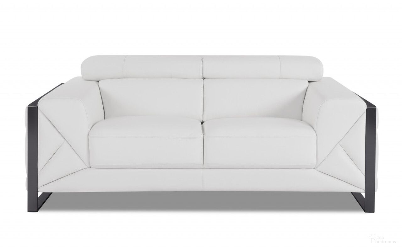 The appearance of 75 Inch Italian Leather Loveseat In White and Black designed by Homeroots in the modern / contemporary interior design. This white and black piece of furniture was selected by 1StopBedrooms from to add a touch of cosiness and style into your home. Sku: 477564. Material: Genuine Leather.