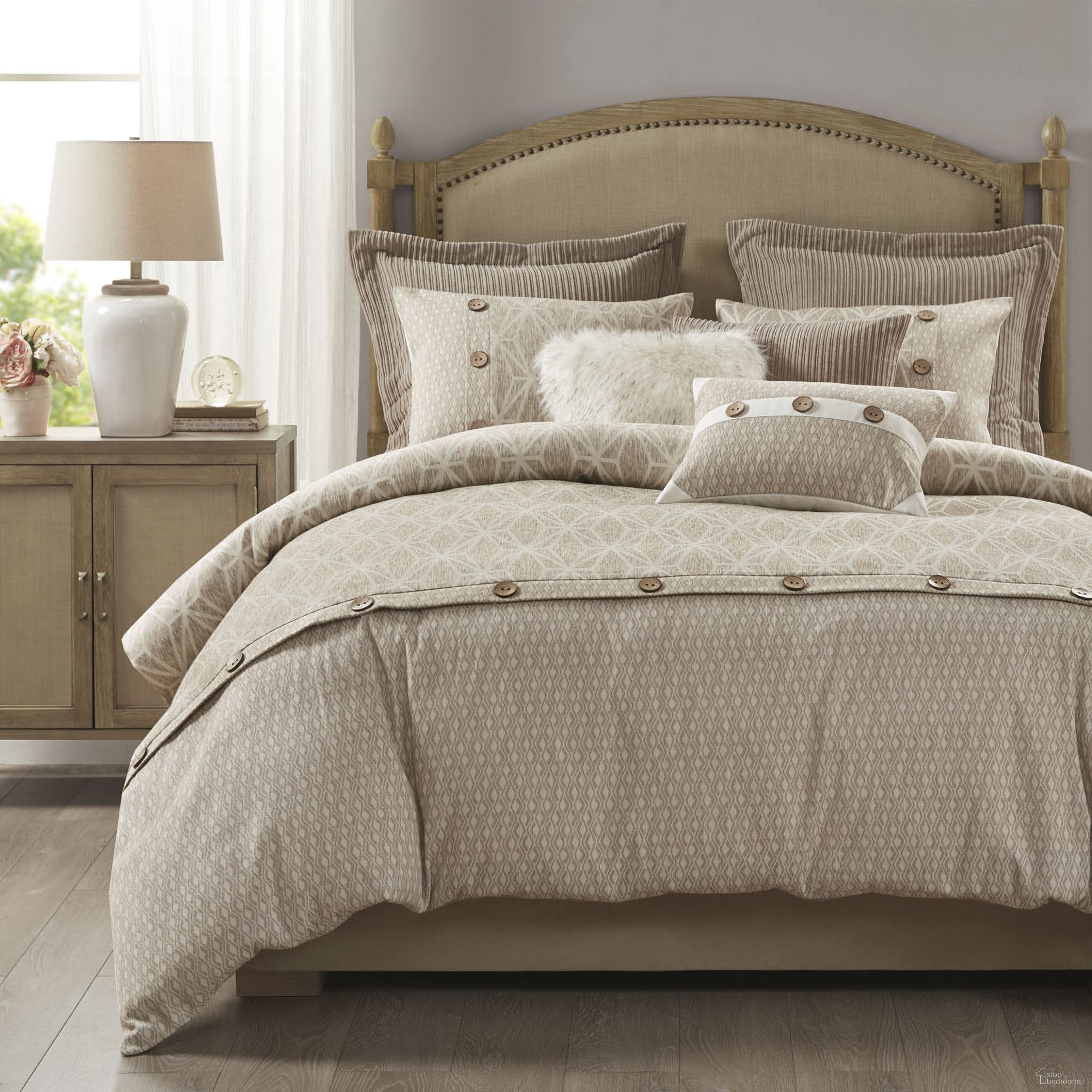 The appearance of 8 Piece Geometric Jacquard Queen Comforter Set In Taupe designed by Olliix in the transitional interior design. This taupe piece of furniture was selected by 1StopBedrooms from Grace Collection to add a touch of cosiness and style into your home. Sku: MPS10-484. Material: Polyester. Bed Size: Queen.