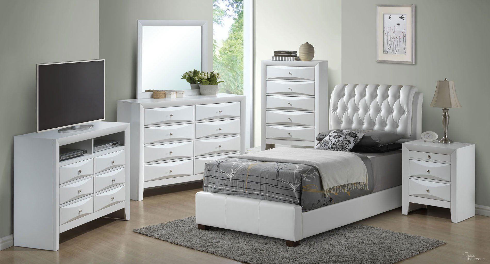 The appearance of G1570 Youth Upholstered Bedroom Set designed by Glory in the transitional interior design. This white piece of furniture was selected by 1StopBedrooms from G1570 Collection to add a touch of cosiness and style into your home. Sku: G1570C-TB-UP-Twin Bed Headboard & Footboard & Rails;G1570-N-Nightstand. Bed Type: Panel Bed. Material: Upholstered. Bed Size: Twin.