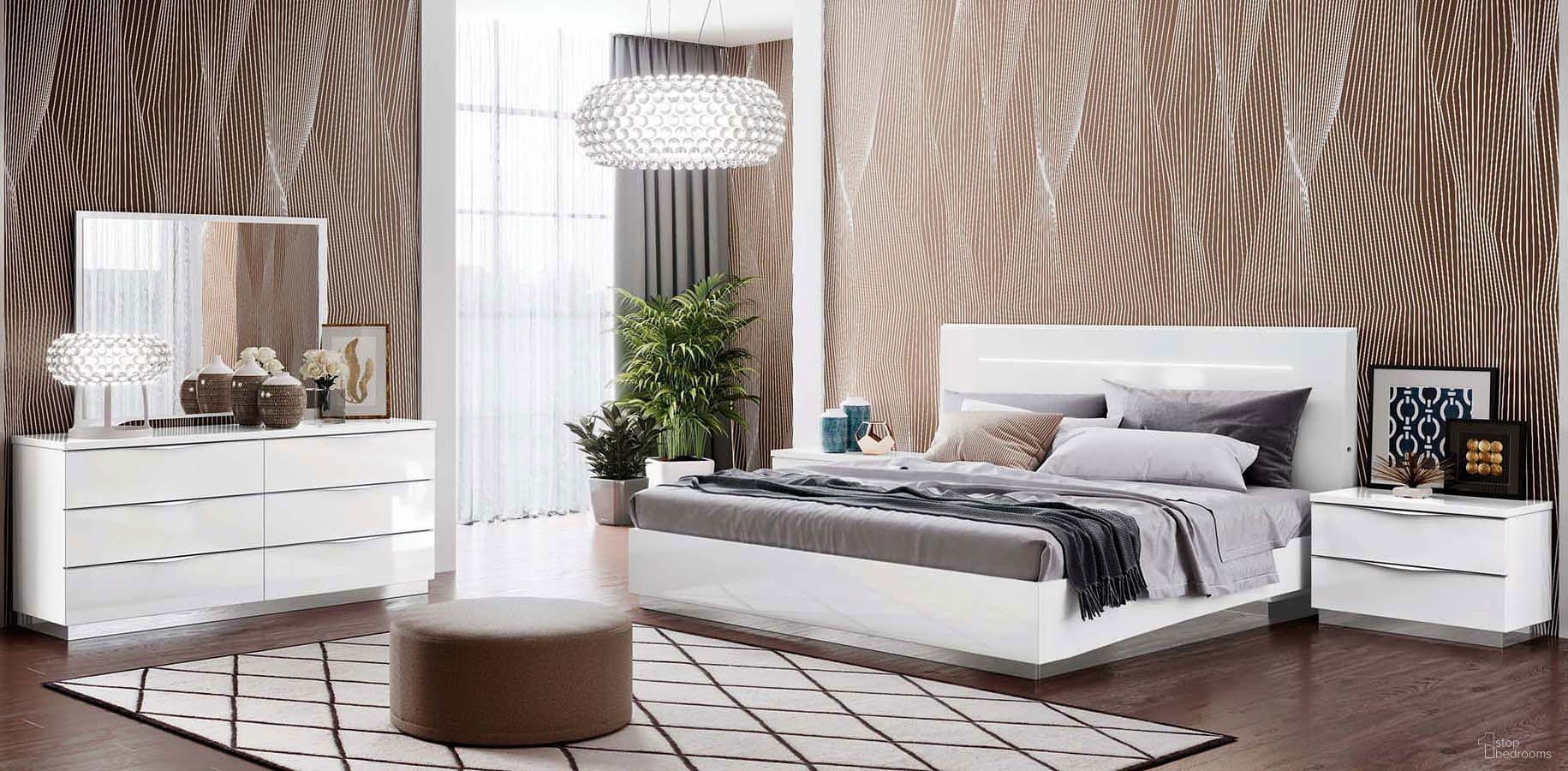 The appearance of Onda Legno Panel Bedroom Set designed by ESF in the modern / contemporary interior design. This white piece of furniture was selected by 1StopBedrooms from Onda Collection to add a touch of cosiness and style into your home. Sku: ONDABEDQSLEGNO;WFRAMEQUEENS;ONDAN/SWHITE. Bed Type: Panel Bed. Bed Size: Queen. Material: MDF.