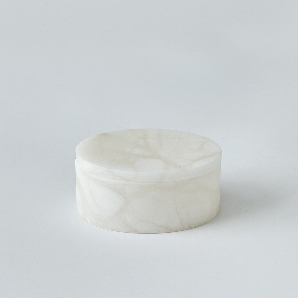 The appearance of Alabaster Oval Box In Silver designed by Global Views in the modern / contemporary interior design. This silver piece of furniture  was selected by 1StopBedrooms from Alabaster Collection to add a touch of cosiness and style into your home. Sku: 331926. Material: Ceramic.