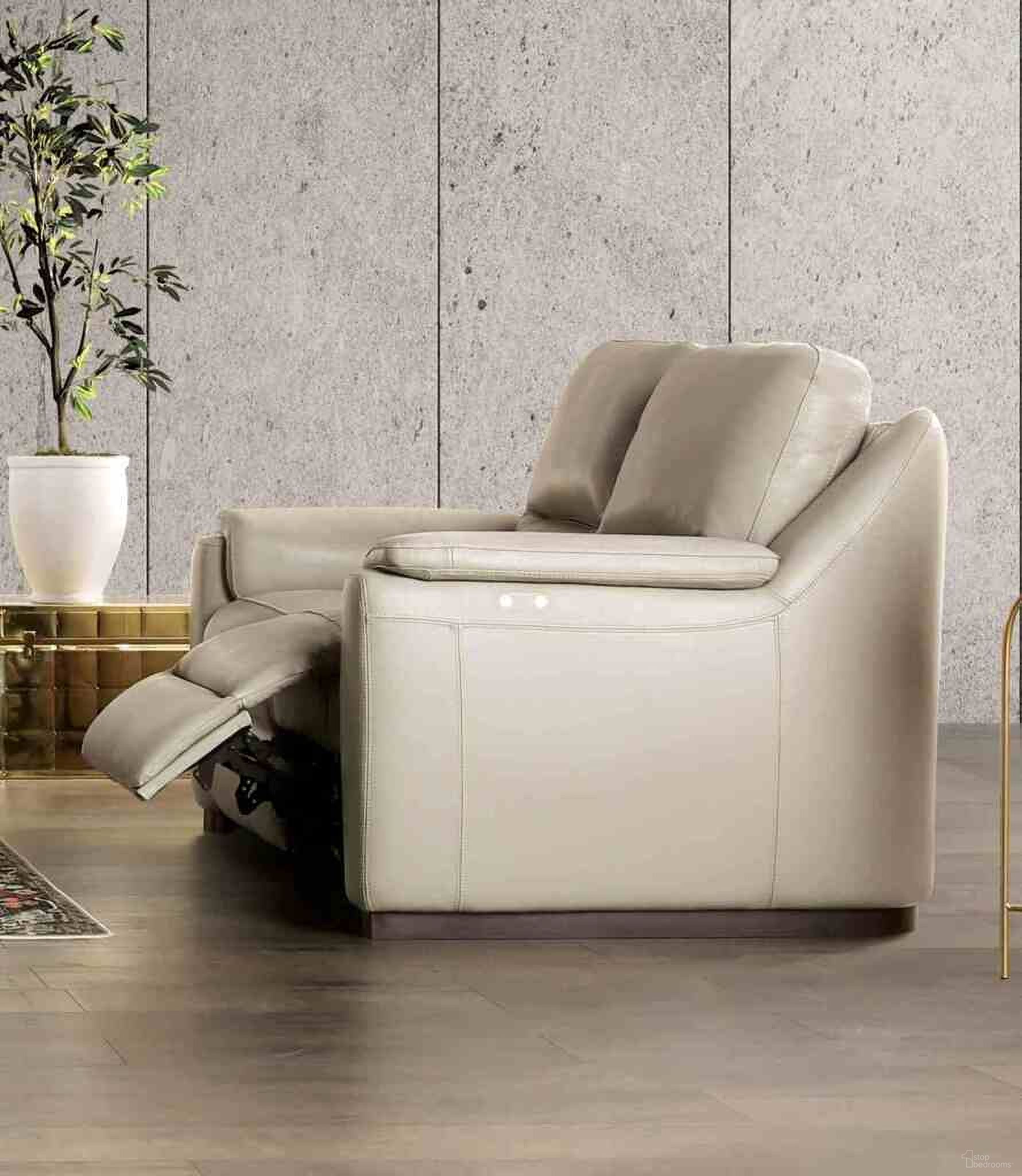 The appearance of Altamura Power Sofa In Taupe designed by Furniture of America in the modern / contemporary interior design. This taupe piece of furniture was selected by 1StopBedrooms from Altamura Collection to add a touch of cosiness and style into your home. Sku: FM90002TP-SF-PM-1;FM90002TP-SF-PM-2. Material: Leather.