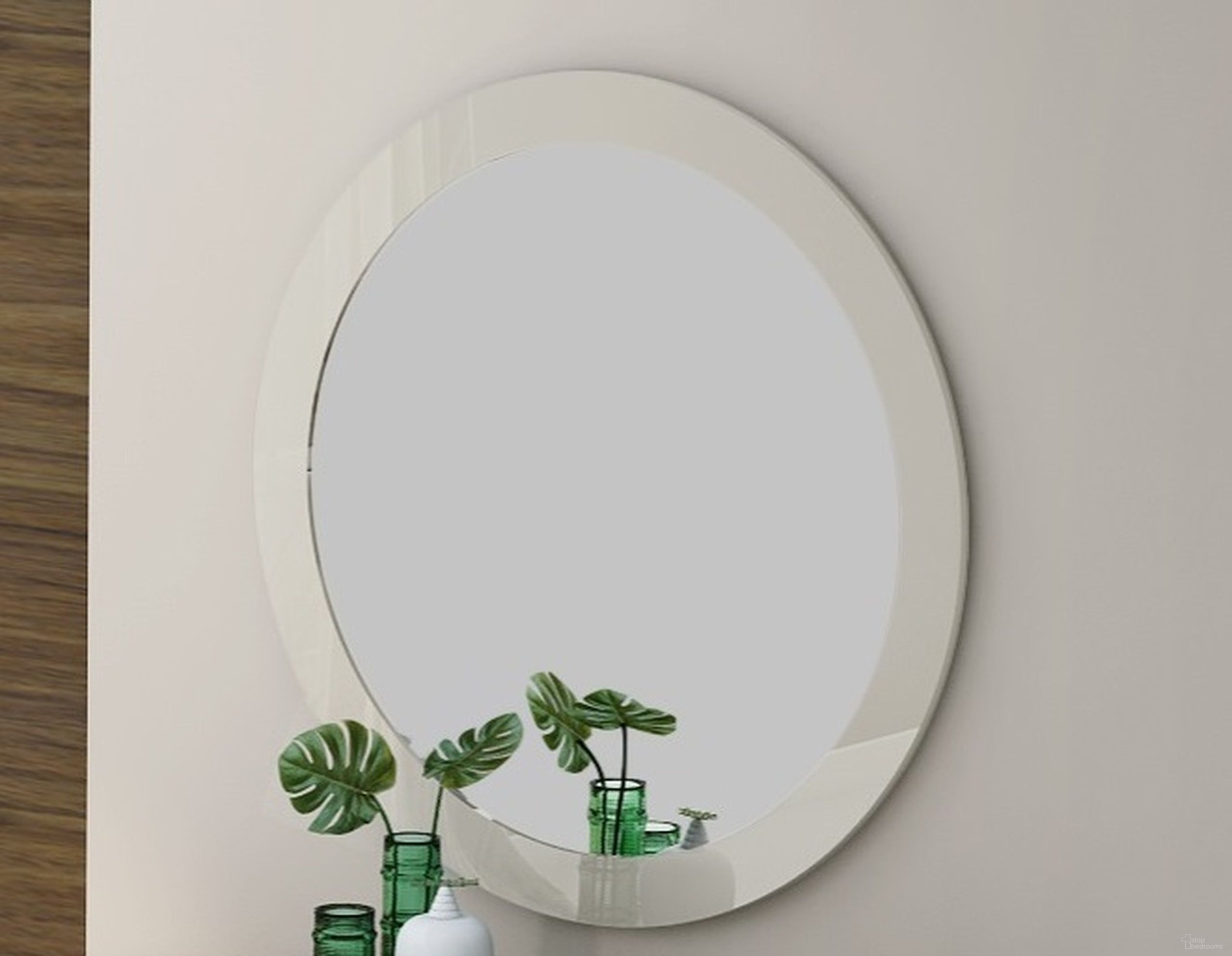 The appearance of Amsterdam Mirror designed by J&M in the modern / contemporary interior design. This gray piece of furniture  was selected by 1StopBedrooms from Amsterdam Collection to add a touch of cosiness and style into your home. Sku: 18213-M.