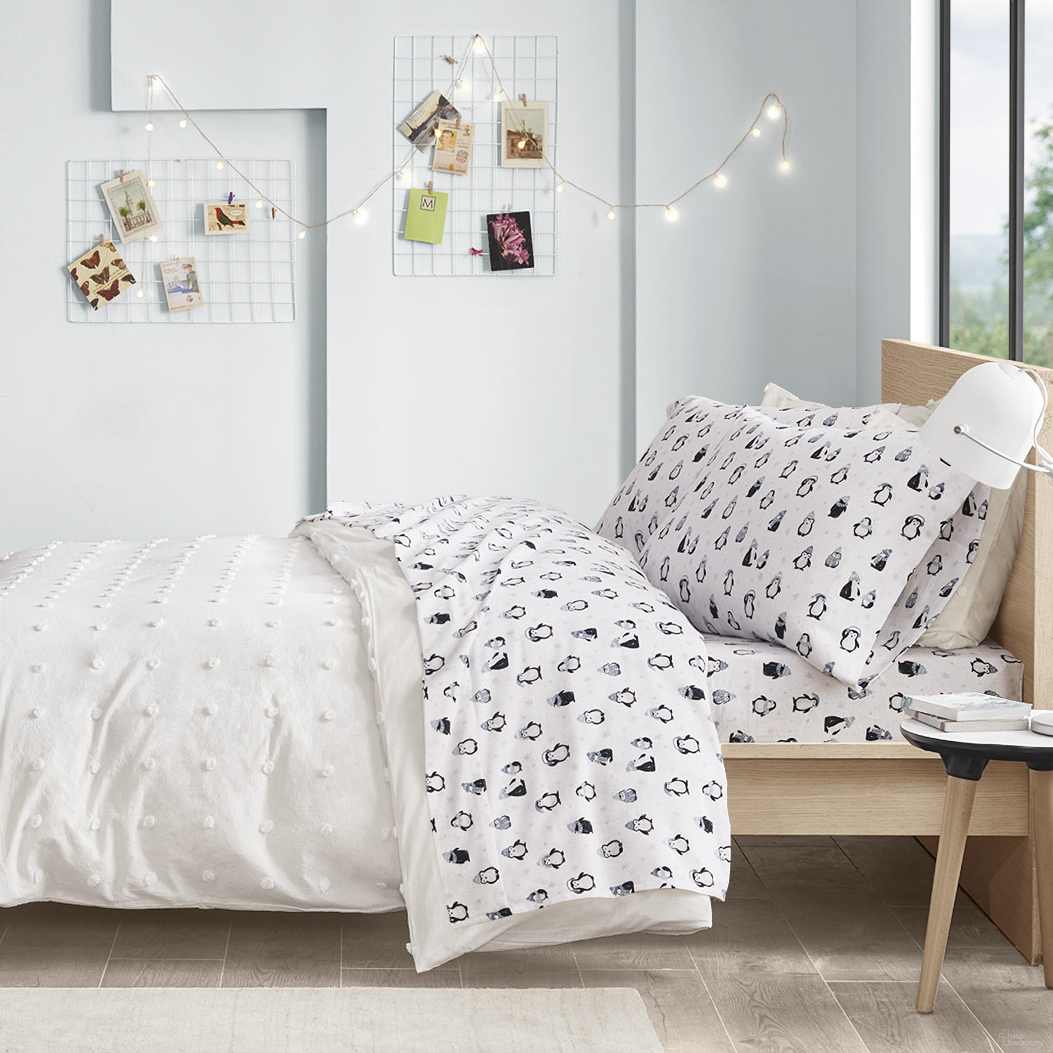 The appearance of Cozy Cotton Flannel Pigment Printed 4 Piece Queen Sheet Set In Blue Penguins designed by Olliix in the transitional interior design. This blue penguins piece of furniture was selected by 1StopBedrooms from Cozy Soft Collection to add a touch of cosiness and style into your home. Sku: ID20-1760. Bed Size: Queen. Material: Cotton.