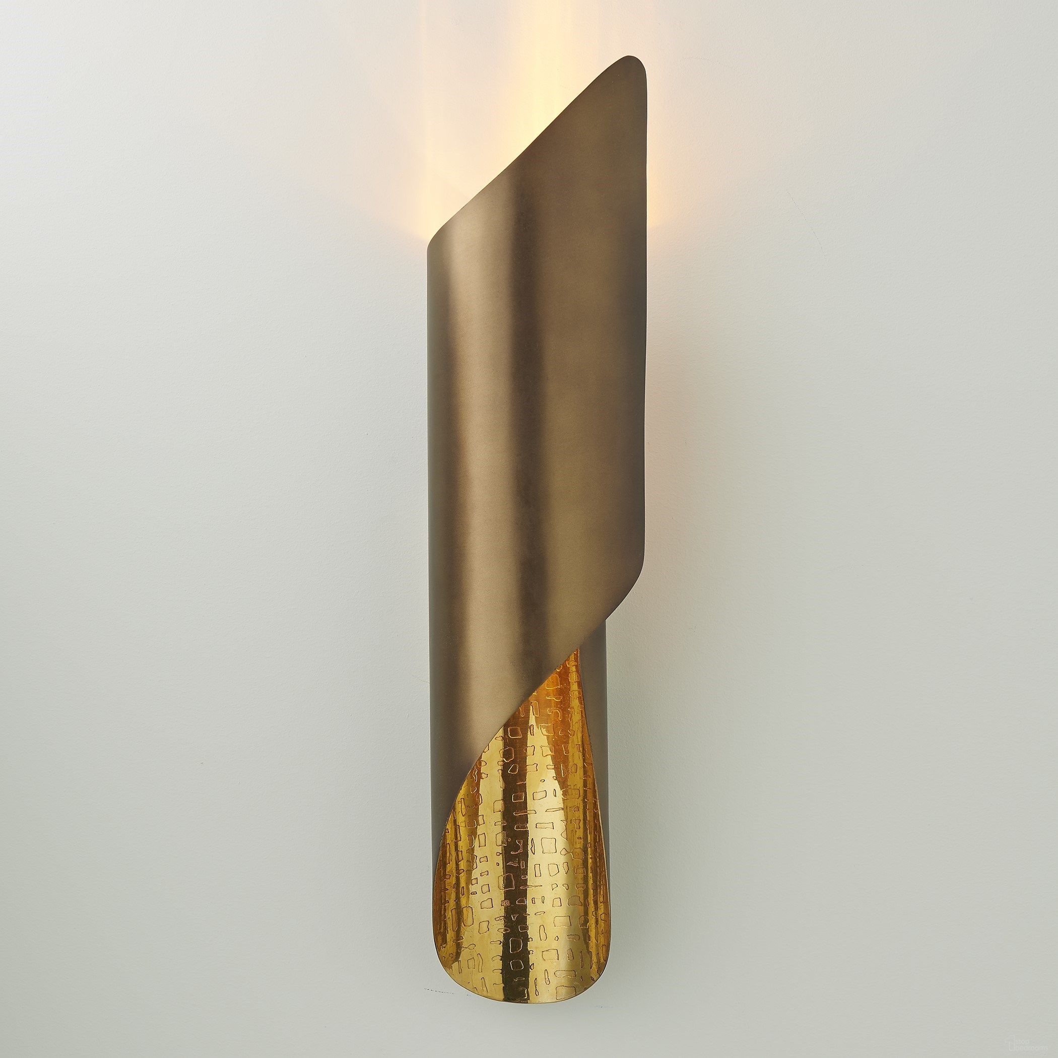 The appearance of Curl Wall Sconce In Antique Brass designed by Global Views in the modern / contemporary interior design. This brass piece of furniture was selected by 1StopBedrooms from Curl Collection to add a touch of cosiness and style into your home. Sku: 790947-HW. Material: Brass.