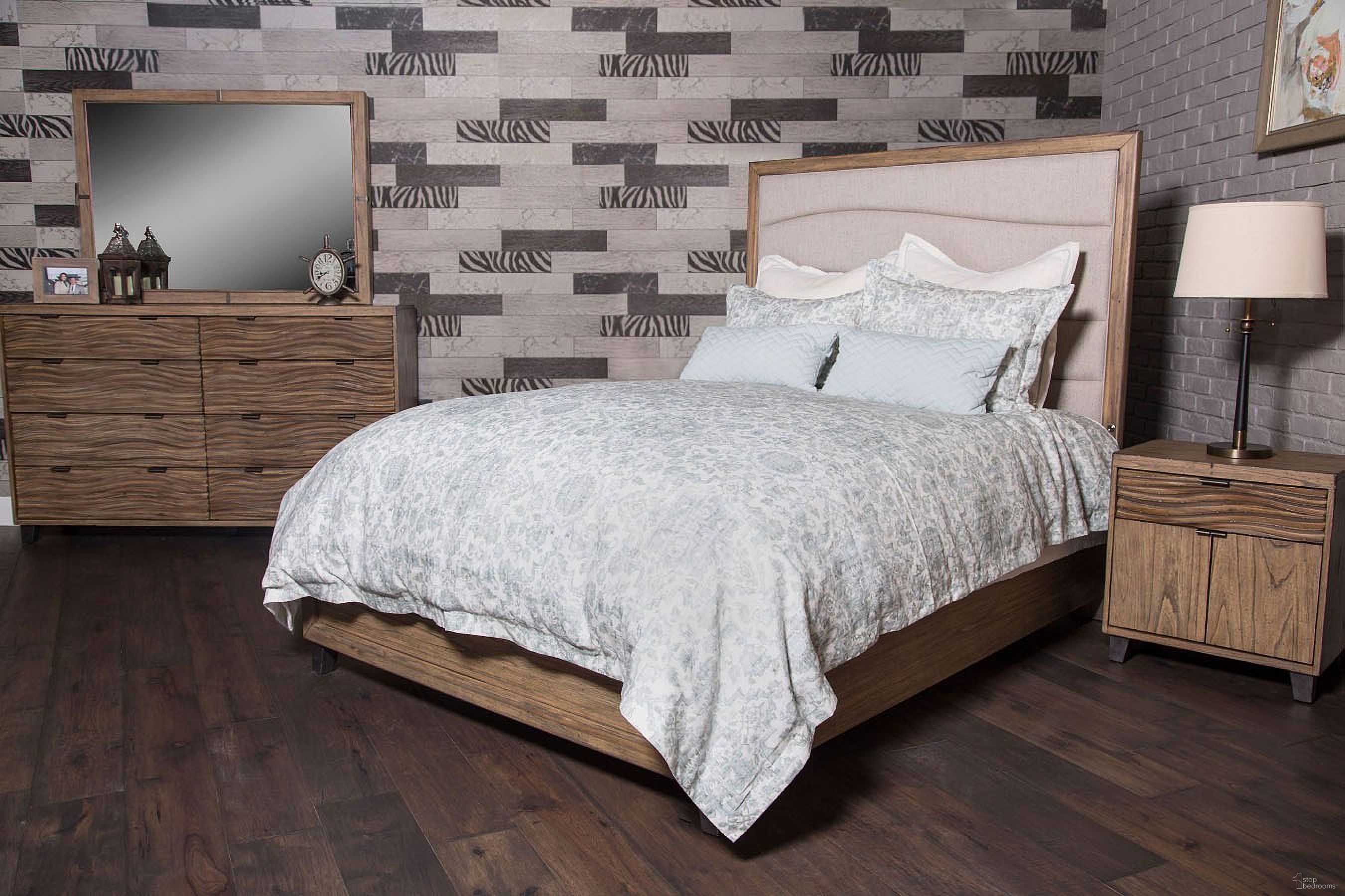 The appearance of Del Mar Sound Panel Bedroom Set designed by Michael Amini in the transitional interior design. This boardwalk piece of furniture was selected by 1StopBedrooms from Del Mar Sound Collection to add a touch of cosiness and style into your home. Sku: KI-DELM012-215;KI-DELM132-215;9000238-00;KI-DELM040-215. Bed Type: Panel Bed. Bed Size: Queen. Material: Wood Veneer.