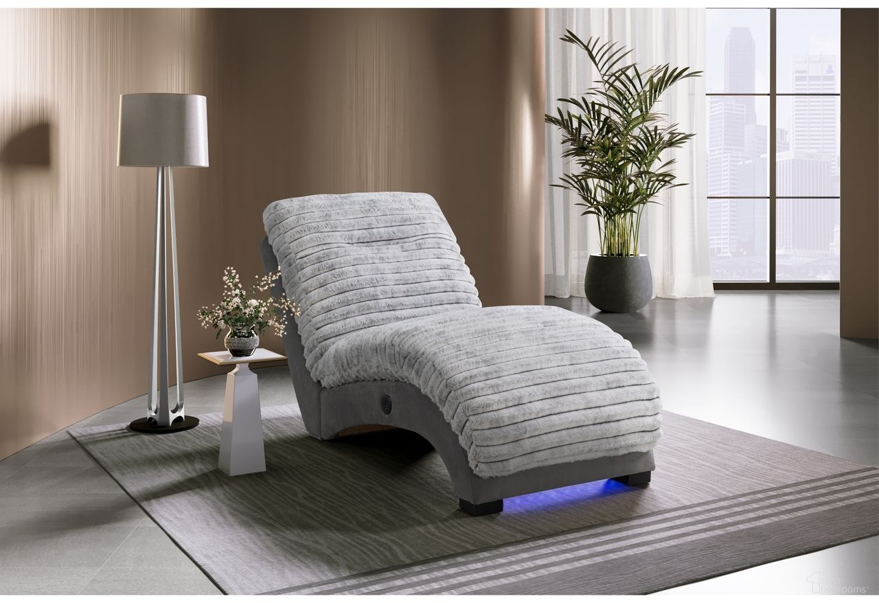 The appearance of Dominic 36 Inch Chaise with USB In Nickel and Grey designed by Global Furniture USA in the modern / contemporary interior design. This nickel and grey piece of furniture was selected by 1StopBedrooms from Dominic Collection to add a touch of cosiness and style into your home. Sku: DOMINIC-NICKEL/GREY 36-CHS W/ USB-N. Material: Leather Like Vinyl.