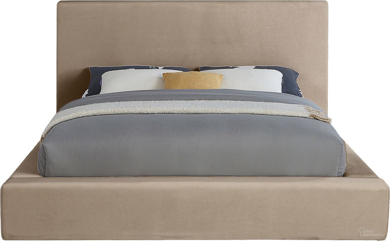 The appearance of Dorian Velvet King Bed In Taupe designed by Meridian in the modern / contemporary interior design. This taupe piece of furniture was selected by 1StopBedrooms from Dorian Collection to add a touch of cosiness and style into your home. Sku: DorianTaupe-K Box 1/2 (Headboard / Slats);DorianTaupe-K Box 2/2 (Footboard / Rails / Center Support / Hardware). Bed Size: King. Material: Velvet. Bed Type: Upholstered Bed.