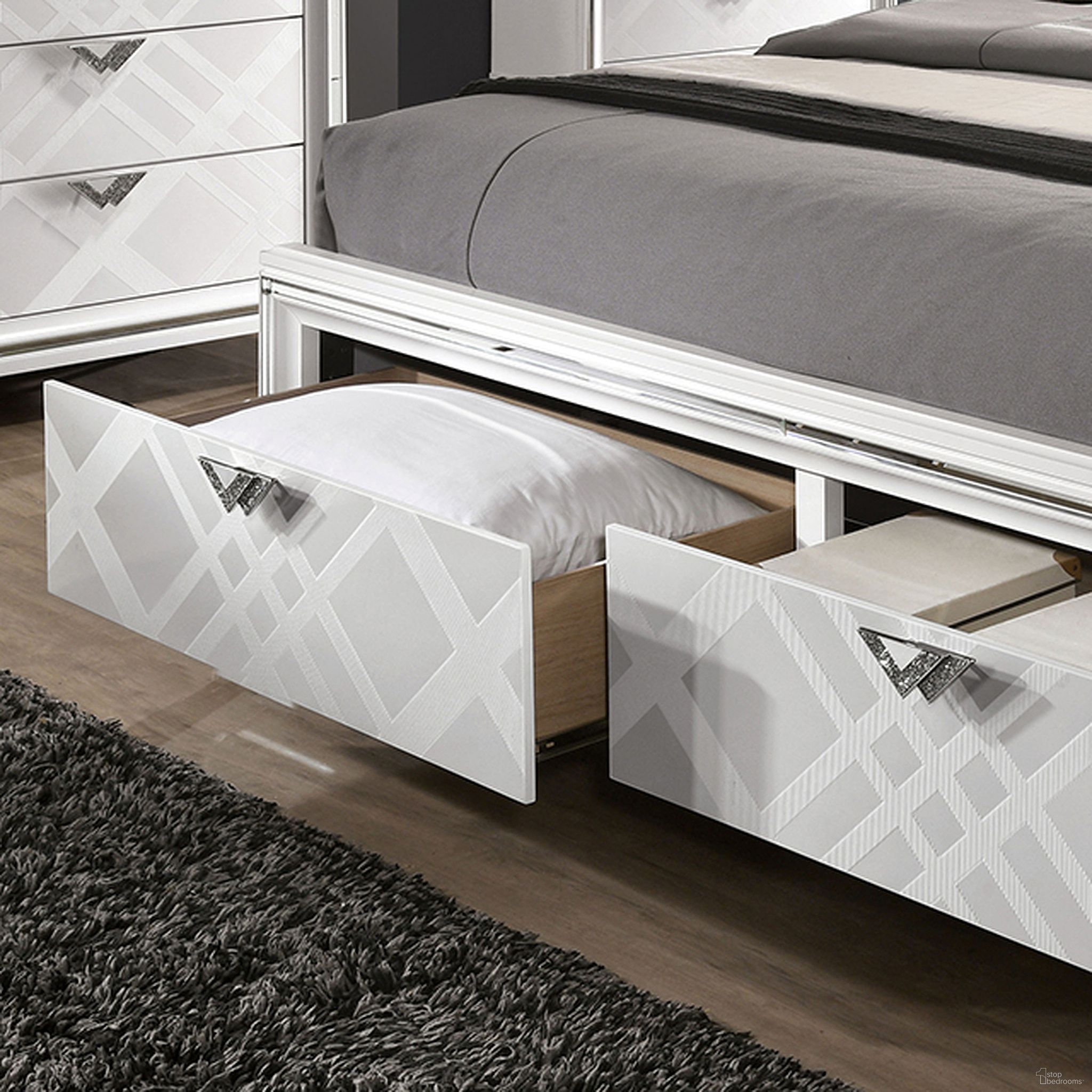Furniture of America Emmeline Upholstered Panel Bed - Thumbnail 3