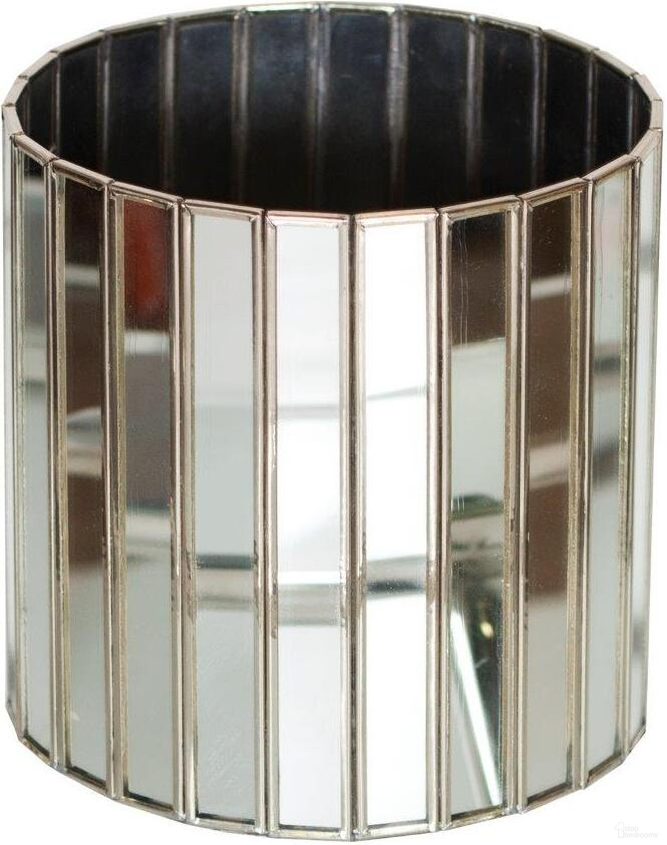 The appearance of Faceted Antique Mirror Round Planter designed by Worlds Away in the modern / contemporary interior design. This chrome piece of furniture  was selected by 1StopBedrooms from Faceted Collection to add a touch of cosiness and style into your home. Sku: MTPAMF. Material: Metal.