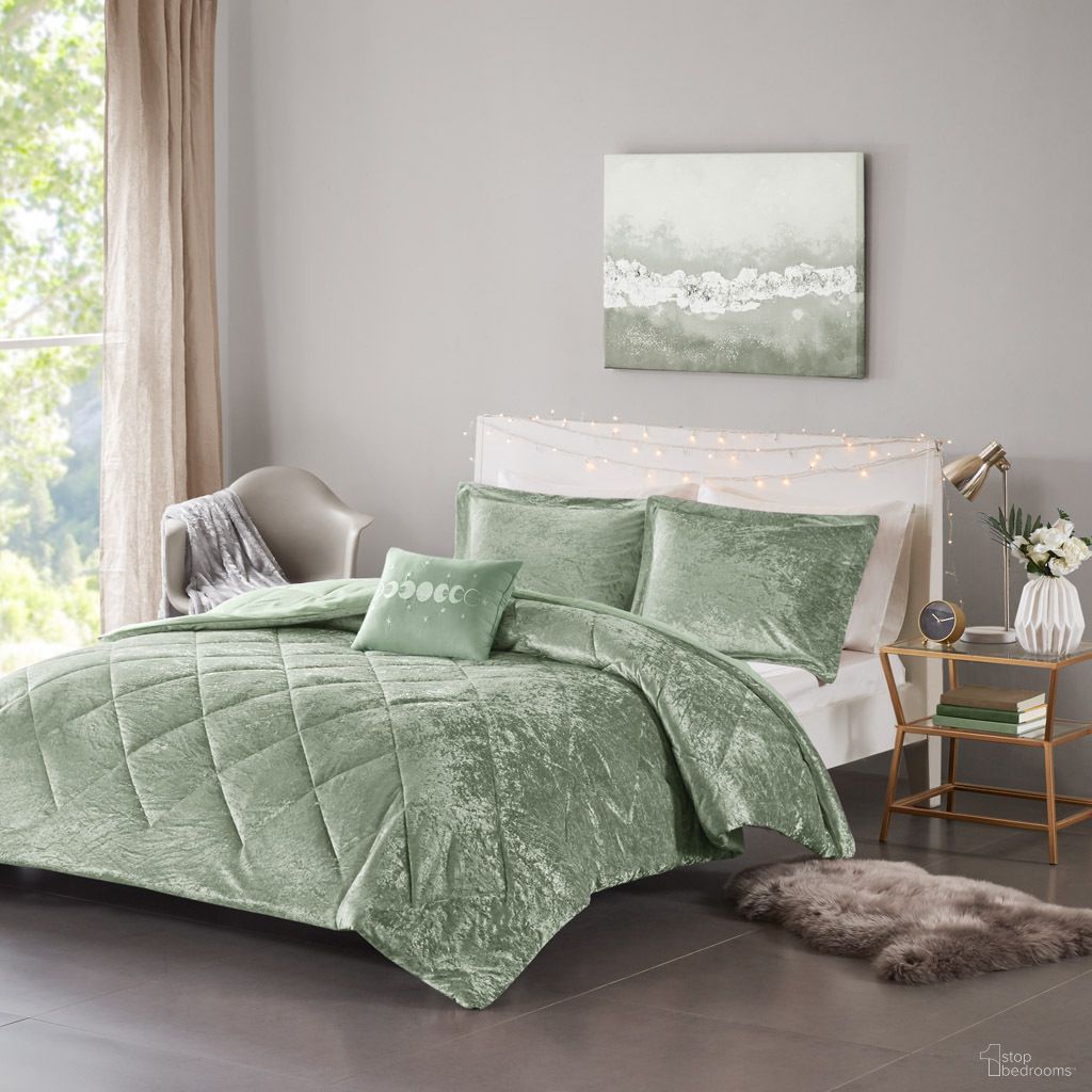 Felicia Velvet 4 Piece Full/Queen Comforter Set with Throw Pillow In Green