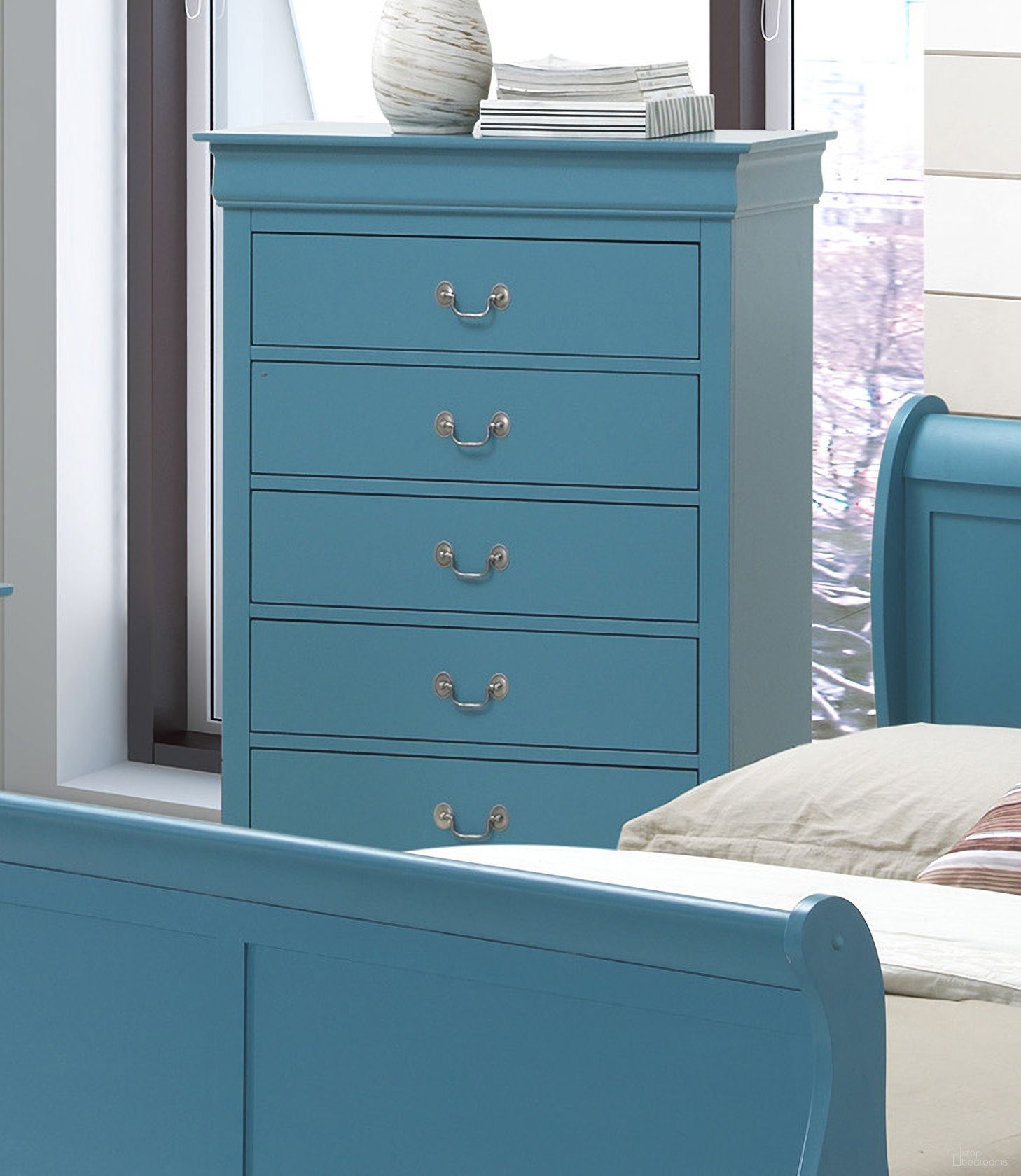 The appearance of Glory Furniture G3180 Chest in Teal designed by Glory in the traditional interior design. This sky piece of furniture was selected by 1StopBedrooms from G3180 Collection to add a touch of cosiness and style into your home. Sku: G3180-CH-Chest. Material: Wood.