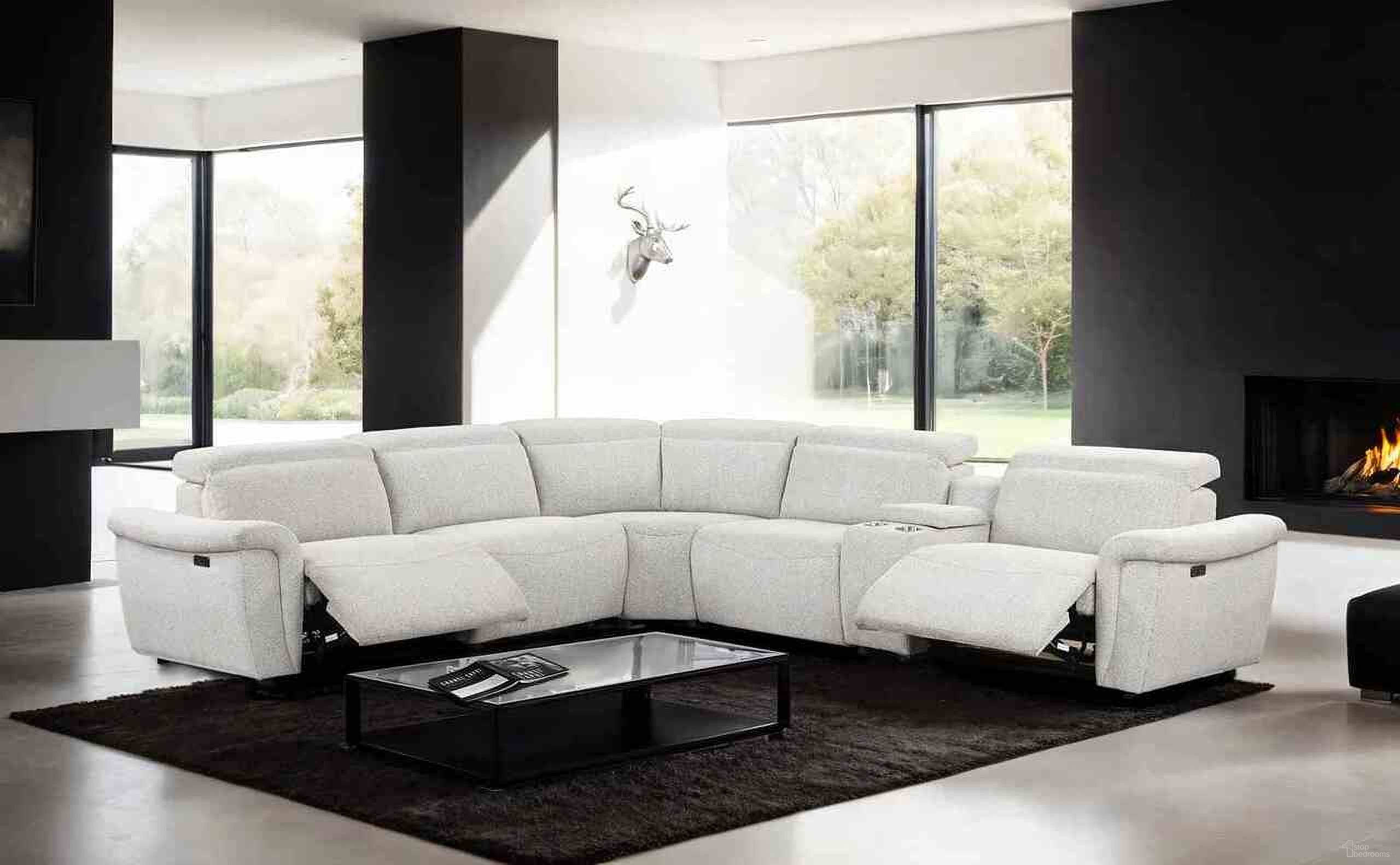 The appearance of Hieronimus Power Sectional In Light Gray designed by Furniture of America in the modern / contemporary interior design. This light gray piece of furniture was selected by 1StopBedrooms from Hieronimus Collection to add a touch of cosiness and style into your home. Sku: FM6014LG-LCH-PM;FM6014LG-AC;FM6014LG-AC;FM6014LG-CNR;FM6014LG-CS;FM6014LG-RCH-PM. Material: Chenille.