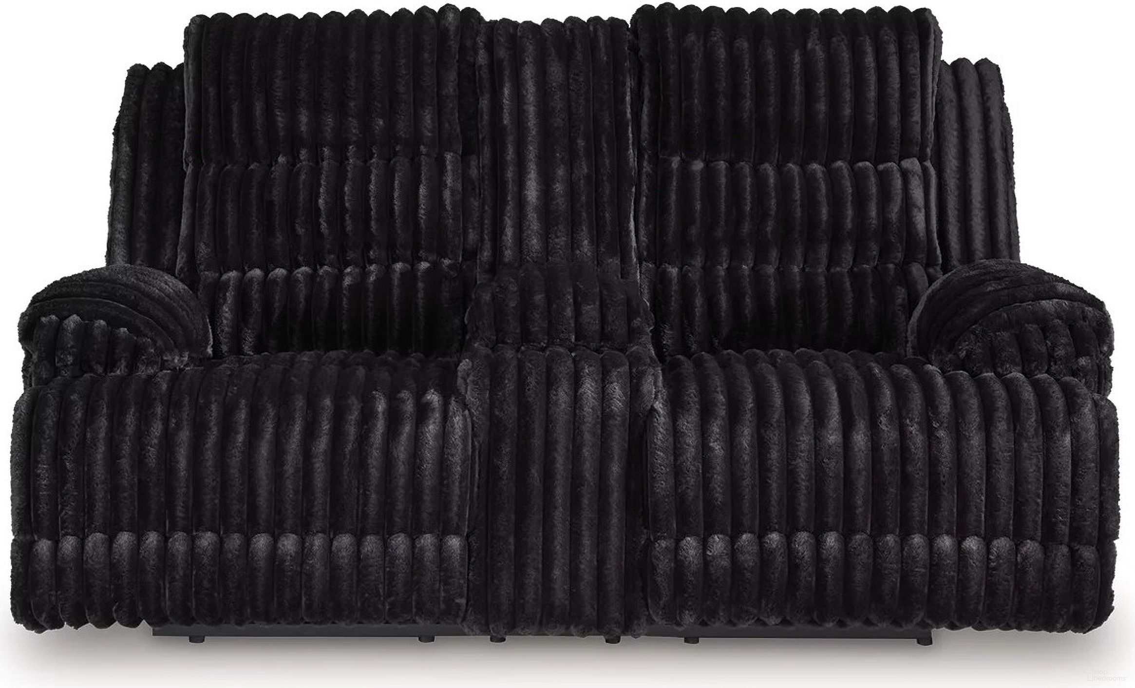 The appearance of Higgesbee Reclining Loveseat with Console In Onyx designed by Signature Design by Ashley in the modern / contemporary interior design. This onyx piece of furniture was selected by 1StopBedrooms from Higgesbee Collection to add a touch of cosiness and style into your home. Sku: NC4280596. Material: Polyester.