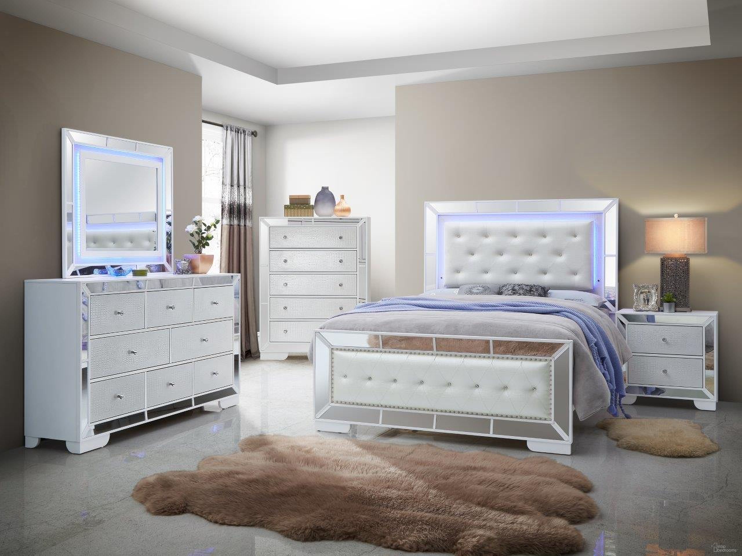 The appearance of Hollywood Hills Panel Youth Bedroom Set In Champagne designed by Glory in the modern / contemporary interior design. This champagne piece of furniture was selected by 1StopBedrooms from Hollywood Hills Collection to add a touch of cosiness and style into your home. Sku: G8180A-FB;G8180-N. Bed Size: Full. Material: Wood Veneer.