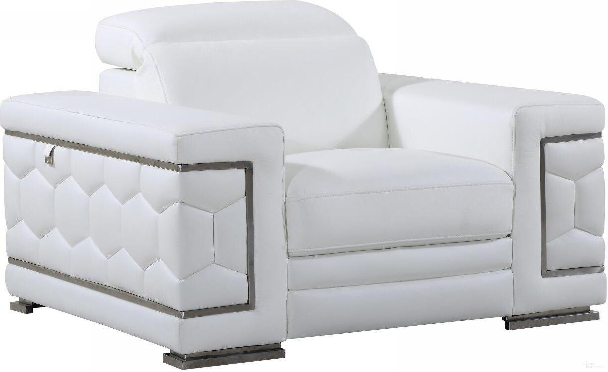 Homeroots Sturdy White Chair
