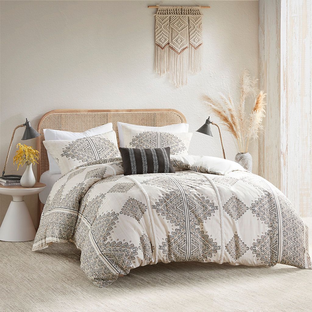 The appearance of Ibiza 4 Piece Printed Duvet Full/Queen Cover Set with Throw Pillow In Black and Ivory designed by Olliix in the modern / contemporary interior design. This black/ivory piece of furniture was selected by 1StopBedrooms from Ibiza Collection to add a touch of cosiness and style into your home. Sku: MP12-8339. Material: Polyester. Bed Size: Full.