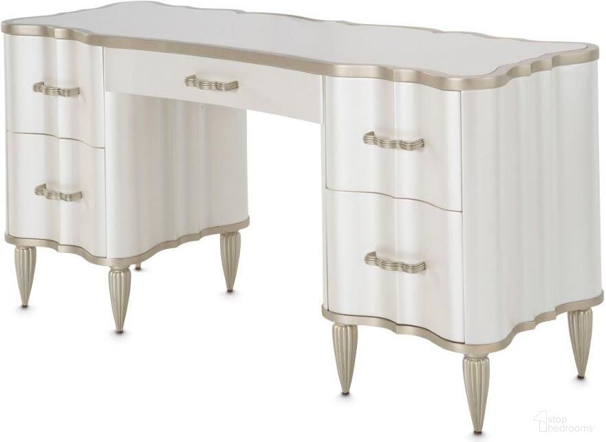 The appearance of London Place Vanity Desk In Creamy Pearl designed by Michael Amini in the transitional interior design. This creamy pearl piece of furniture was selected by 1StopBedrooms from London Collection to add a touch of cosiness and style into your home. Sku: N9004058-112. Material: Marble.